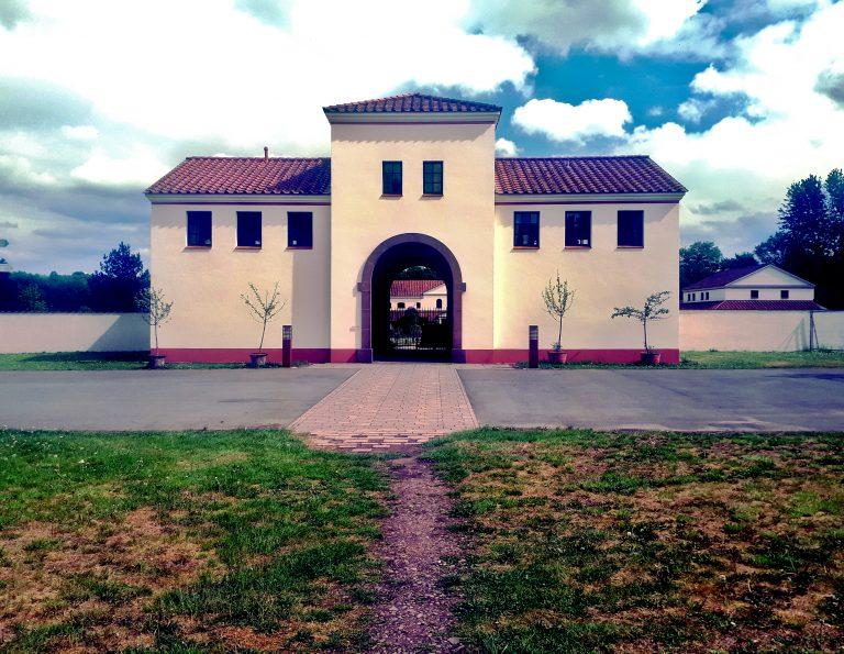 Seitenportal der römischen Villa Borg